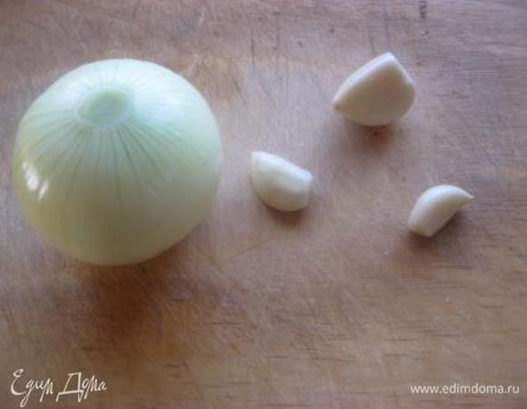Лук и чеснок очистить,