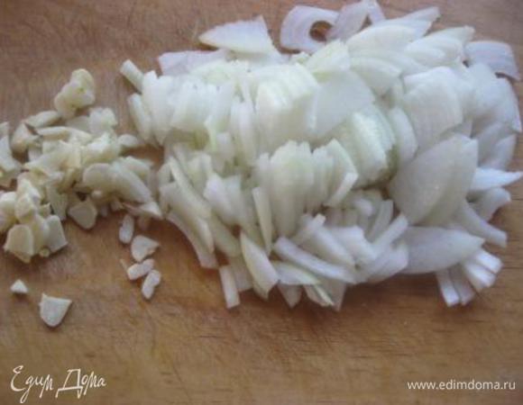 И мелко нарезать.

Сложить нарезанные овощи в кастрюльку, добавить оливковое масло и обжарить, на среднем огне, минут 5.