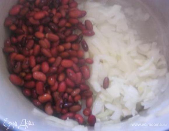 С фасоли слить жидкость.
Добавить фасоль к зажарке.