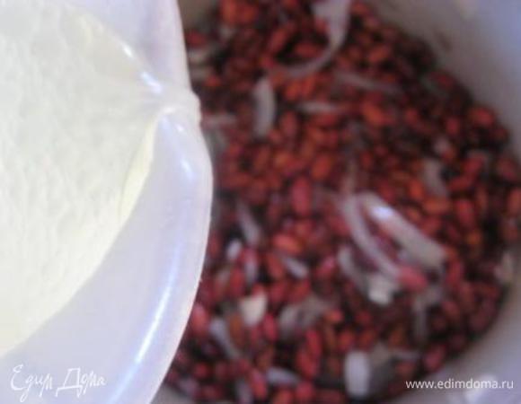 Влить бульон.
Посолить.

Варить суп до мягкости фасоли ( примерно 1-1.5 часа).