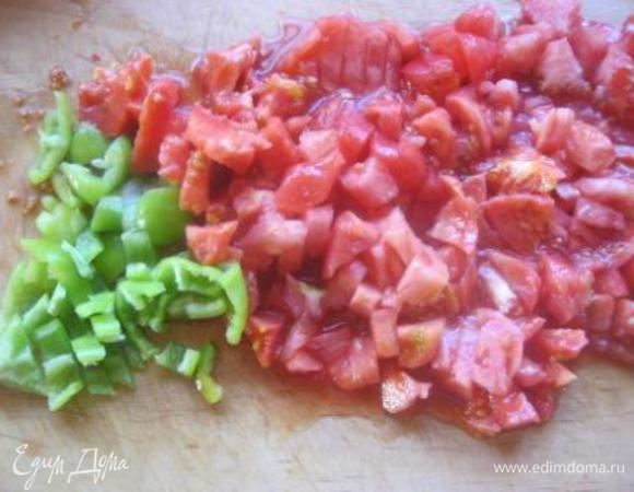 Перец и помидоры вымыть.
С помидоров снять шкурку, опустив овощи в горячую воду, на полминутки.
Мелко нарезать.