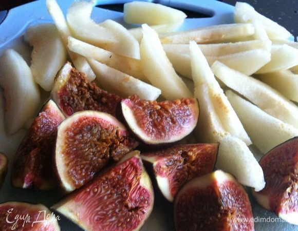 Духовку разогрейте до 200 градусов.
Груши очистите, удалите сердцевину и нарежьте ломтиками. Инжир разделите на 4 части.