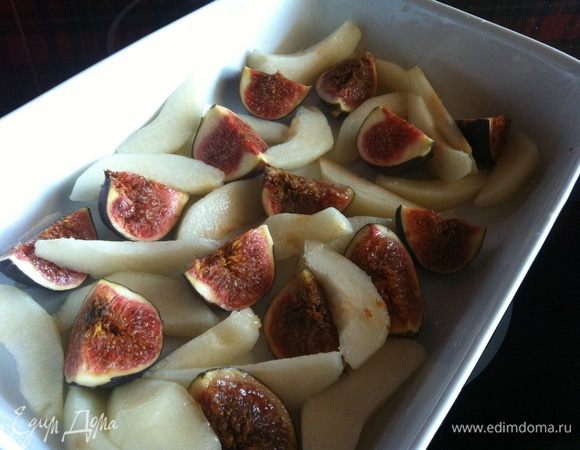 Выложите фрукты в форму для запекания, посыпьте 50 г сахара и корицей.