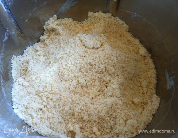 К муке добавьте масло и оставшийся сахар, порубите до образования крошек (можно с помощью блендера).