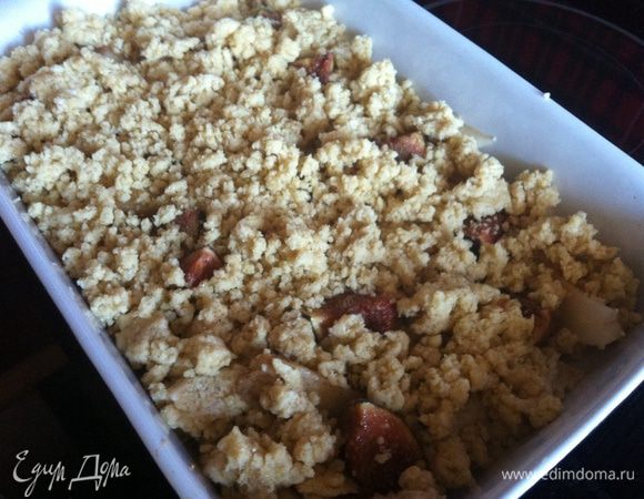 Разложите тесто поверх фруктов, не закрывая их полностью.