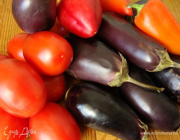 Подготовить овощи.
Количество овощей примерное, вместимость у горшочков разная и каждый укладывать будет овощи по разному.
Я брала самые большие горшочки и укладывала плотно, люблю чтобы все было под завязочку всегда)))