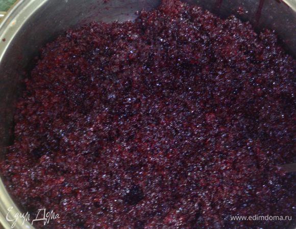 Прокручиваем свеклу на мясорубке. Берегите все вокруг)))) брызги сока и кусочки свеклы у меня были повсюду, пока не догадалась прикрыть )))

Добавляем растительное масло (я делала на оливковом).
И ставим в большой кастрюле тушить минут на 30.