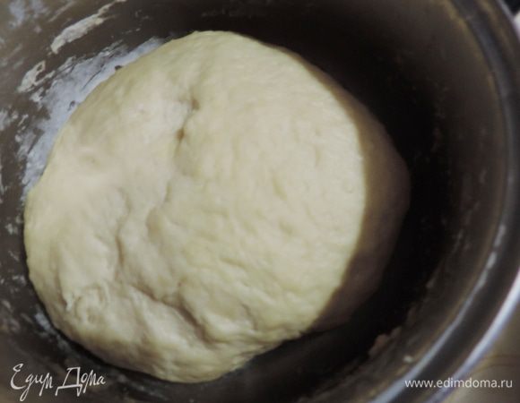 Сразу замечу, что простоквашу можем заменить на кефир, а маргарин - на масло.
Соединяем в миске все ингредиенты для теста, маргарин или масло берем размягченными комнатной температуры. Замешиваем мягкое тесто, если сначала оно липковатое, вымешиваем, пока оно не перестанет липнуть к рукам. Если тесто получилось уж слишком жидким - добавьте совсем немного муки. Собираем тесто в шар, кладем в мисочку, накрываем сухим чистым полотенцем, оставляем на расстойку на час-полтора, до увеличения теста в два раза в объеме.