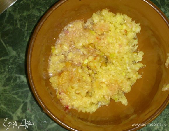 Крутим чесночок , все отдельно. У меня были достаточно крупные головки, поэтому если чеснок помельче, просто увеличьте количество.