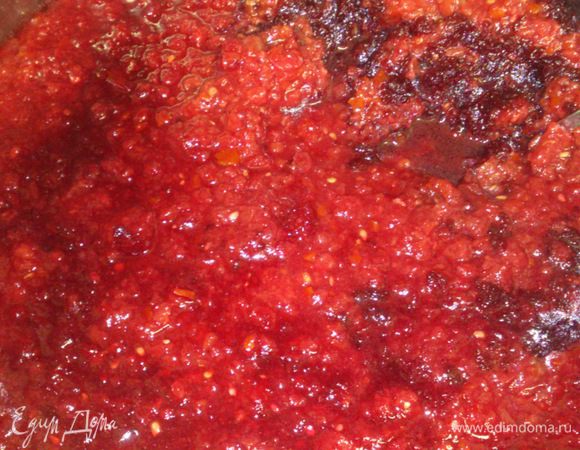 Пока мы все крутили, прошло минут 30. Самое время к свекле добавить помидоры и тушить еще минут 30-40.
