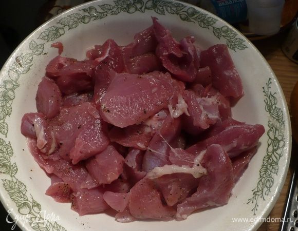 Порезать индейку на кусочки.