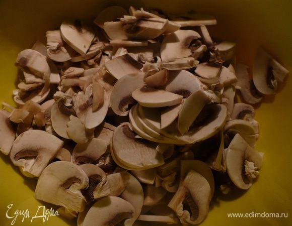 Порезать грибы.
