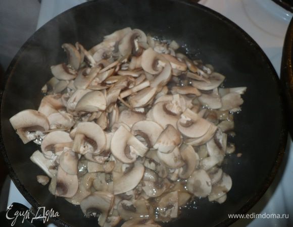 Грибы слегка притомить отдельно на сковороде, чтоб ушла лишняя влага.