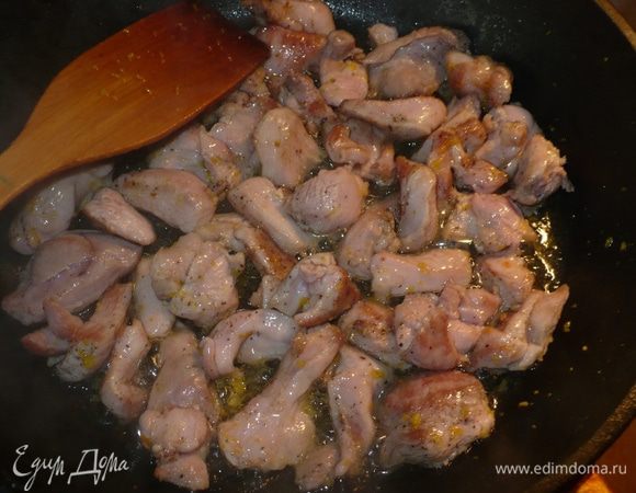 Индейку обжарить на разогретом растительном масле.