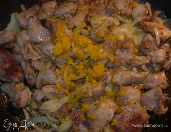 Добавить грибы, посолить, добавить розмарин, цедру апельсина и сок апельсина и все это 3 минутки подержать, чтоб впитался аромат апельсина и розмарина.