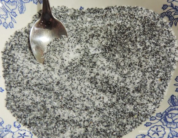 Для формирования пирога масло растопить, сахар смешать с сухим маком, сливы помыть, разрезать на половины, удалить косточку.