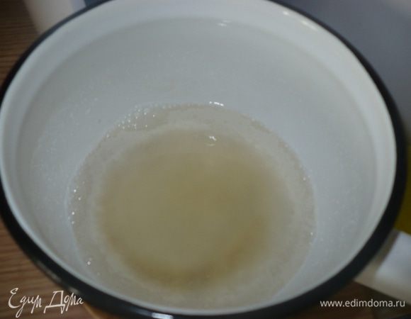 Залить желатин водой, использовать примерно половину воды необходимую по инструкции