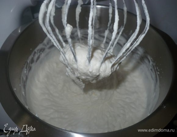 Взбить сливки до плотных пиков