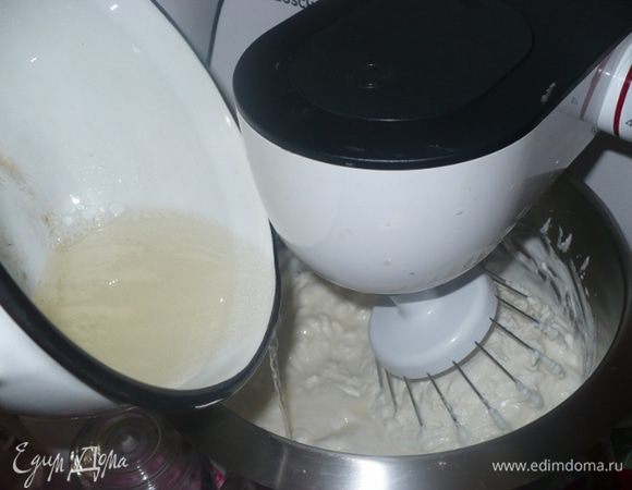 Соединить сливки с творожной массой, аккуратно перемешать на маленькой скорости и добавить желатин, тоже медленно перемешать до однородной консистенции.