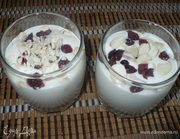 Выложить в креманки или стаканы, клюкву и миндаль можно выложить сверху, а можно перемешать по всему десерту.