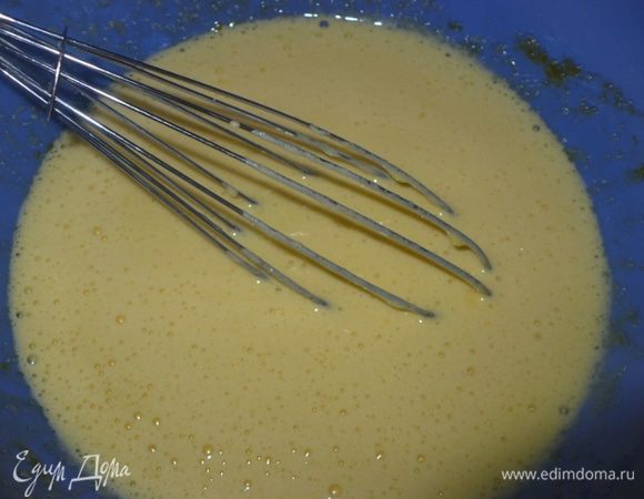 Взбить яйца с сахаром, добавить размягченный маргарин или масло.