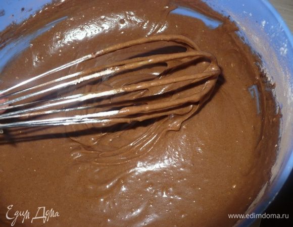 Добавить мучную смесь, хорошо перемешать. Тесто готово.