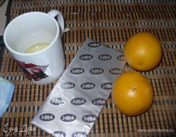 Белки взбить, испечь меренгу. Из шоколада и апельсина готовим соус.