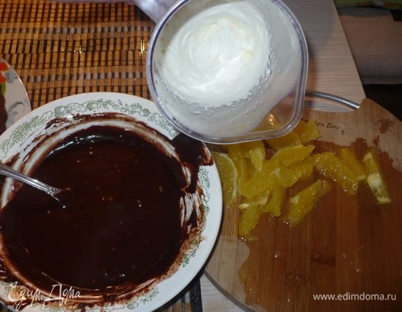 Шоколадный соус готов, вырезаем сегменты апельсина и взбиваем сливки. 