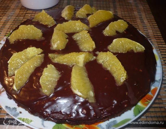 На корж мажем шоколадный соус и выкладываем дольки апельсина.