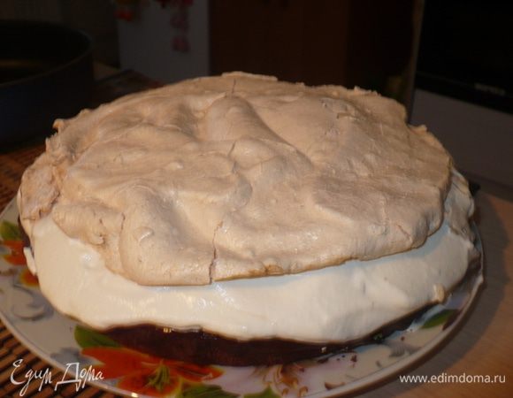 Выкладываем сливки и корж меренги. 