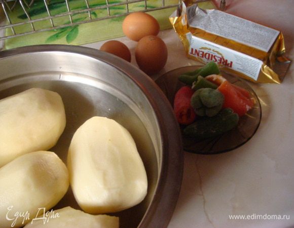 Готовим продукты.
Картофель на крупной терке натереть и промыть в дуршлаке под прохладной водой,отжать +яйца+брынзу+перец порезать на кусочки(не обязательно красный любой,можно заменить репчатым луком 1 шт.).
- И еще я один раз брынзу заменила:100 гр.творога +100 гр.сыр полутв.сорта-было вкусно.
