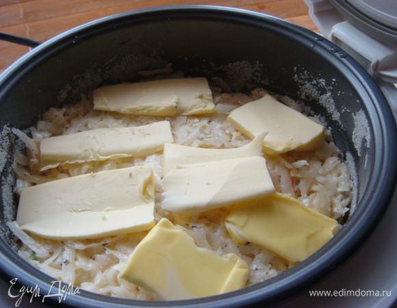 Все хорошо перемешать .
Чашу Мультиварки (объем 19 см.или форму смазать маслом и посыпать манкой) .Выложить картоф.массу сверху сл.масло кусочками.Режим выпечка на 1.5 часа,в духовке на 45 мин.,до готовности картофеля.
В МВ большего размера готовиться быстрее.