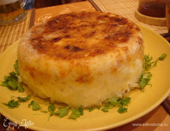 Перевернуть с помощью паровой чаши на блюдо.пирог переворачивается легко,не рассыпается.
Получилась невероятно вкусная и хрустящая корочка.