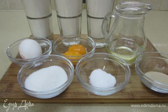 На 1 большую или 2 маленькие халы берем: 2.5 стакана белой пшеничной муки, 2 желтка и 1 яйцо, 150 мл. теплой воды (именно воды... никакого молока... мы же приличные люди... за столом может оказаться мясо), 2.5 ст. ложки сахара, 1 чайная ложка соли, 1.5 чайной ложки сухих дрожжей и 3-4 столовые ложки растительного масла (о сливочном даже не помышляем...).