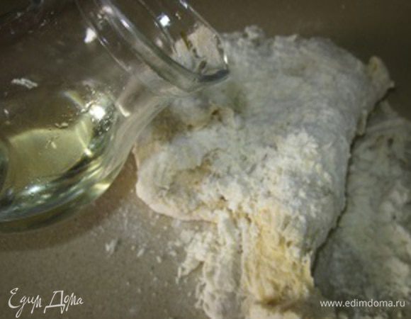 И уже когда перемешивать становиться затруднительно добавляем растительное масло
