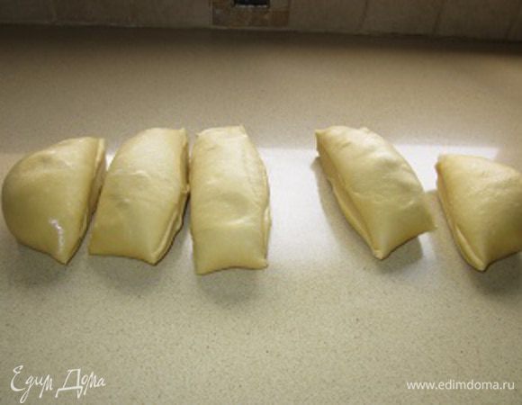 Халу традиционно плетут в форме косички. Говорят, что так задумал влюбленный польский пекарь, который (видимо справедливо) считал, что красивее косы его любимой девушки ничего в природе и быть не может и посему и этому праздничному хлебу придал именно эту форму. Плести эту косу можно и из трех, и их четырех, пяти и шести жгутиков. Вот тут четких канонов нет... да и на вкусе, Вы ж понимаете, это не сказывается... Так уж будьте любезны, выбирайте, творите, фантазируйте!  У меня тоже есть свое любимое плетение... Именно оно идеально соответствует моему представлению о прекрасном. Оно очень простое, из 5 жгутов и выигрышно объемное. Рекомендую. Подошедшее тесто делим соответственно на 5 равных частей.
