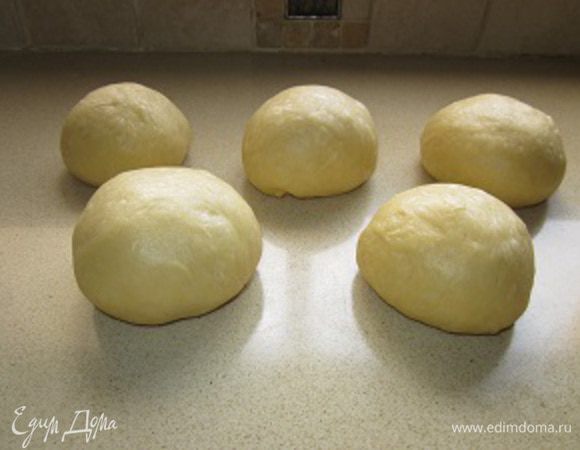 Каждый кусочек подкатываем в гладенький шарик. Прикрываем чистым полотенцем и оставляем  на столе отдохнуть, привыкнуть, запомнить и даже полюбить свою новую (круглую) форму на 10 минут.