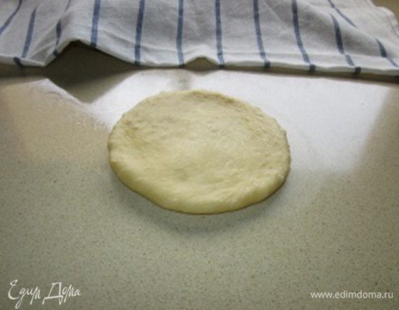 Потом каждый шарик разминая пальцами и ладошкой превращаем в лепешечку.
