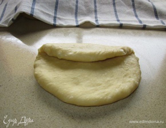 Сворачиваем один край до середины лепешки и... 
