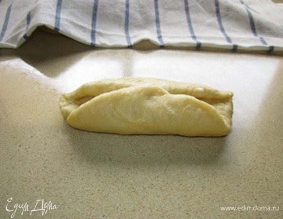 Навстречу ему другой край до середины, придавливаем швы и... 