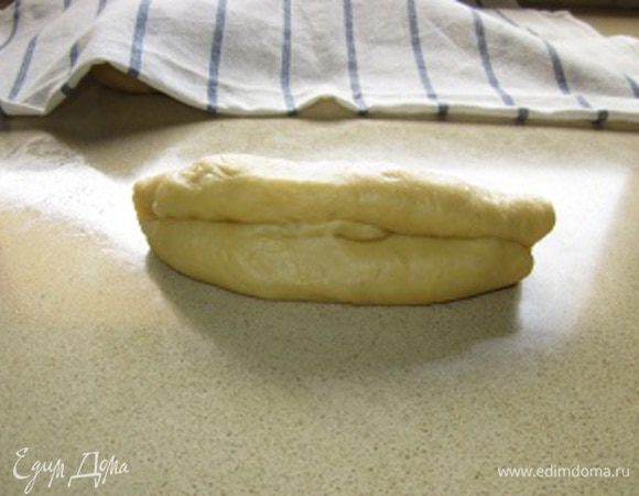 Сворачиваем полученную заготовку пополам.