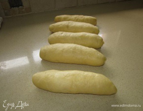 Полученные колбаски начинаем по очереди раскатывать в жгутики.
