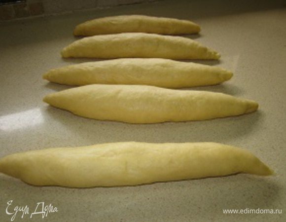 Приблизительно 50-60 см. длиной. Я катаю жгутики неодинакового диаметра по всей длине. Вот предпочитаю делать их с утолщением по середине и все тут. Ну красиво потом получается и все тут! 
