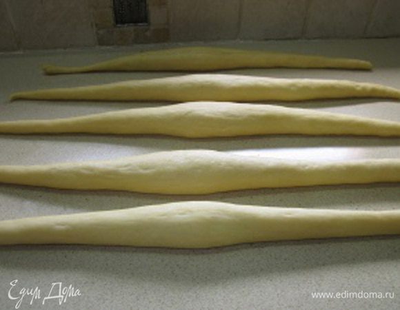 Раскатывать легче в два этапа. Чуть раскатал и отложил в сторону. Катаю другой. Пусть первый пока расслабится, отдохнет, зато когда Вы во второй раз его будете катать, он Вам за это (за отдых) спасибо скажет... Ну очень легко раскатается.