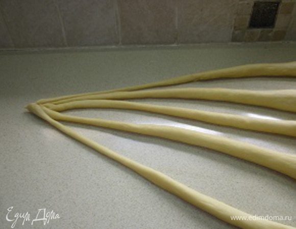 Подготовленные жгутики скрепляем с одного верхнего края и начинаем плести.
Наша система условно будет называться 3-2-1.
