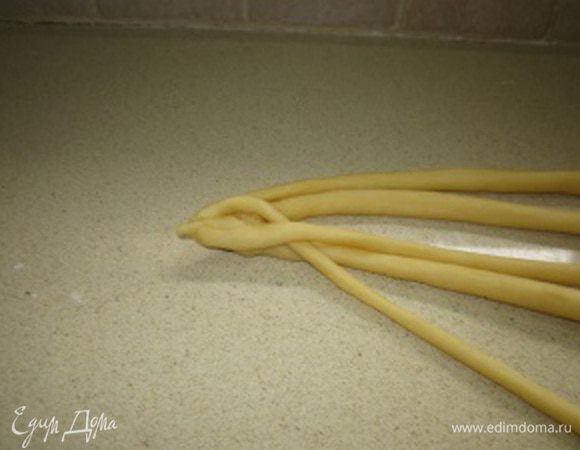 Потом крайний слева жгутик перекладываем через 2 соседних (естественно) справа от него.
