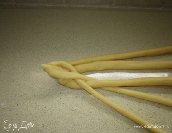 И не выпуская этот бывший уже первый слева, а теперь третий жгутик из руки меняем его местами (перебрасываем через него) с соседом слева, вторым с края жгутиком. (теперь он вторым, а не третьим будет).
