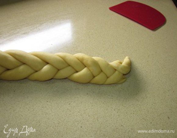 Концы крепко скручиваем. чтобы не расплетались и подгибаем их вниз. Такую плетенную красотищу убираем прикрытую полотенцем еще на 1.5-2 часа для окончательной расстойки.
