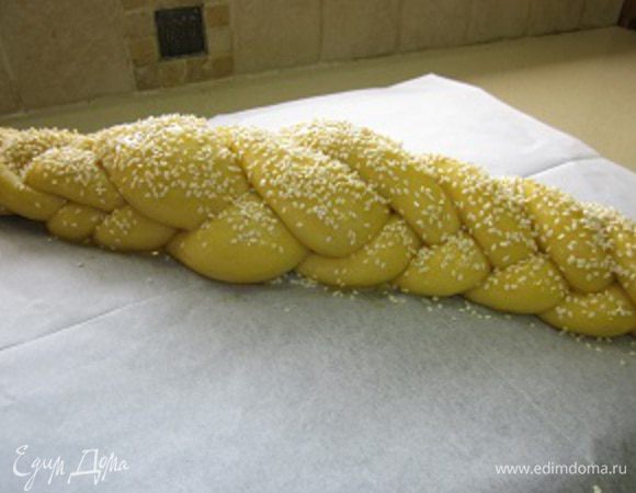 А теперь остается только трепетно и с любовью смазать халу желтком и присыпать семенами кунжута или маком (уж тут кому чего больше по душе приходится) и выпекаем в заранее разогретой до 190 градусов духовке 20-25 минут.
