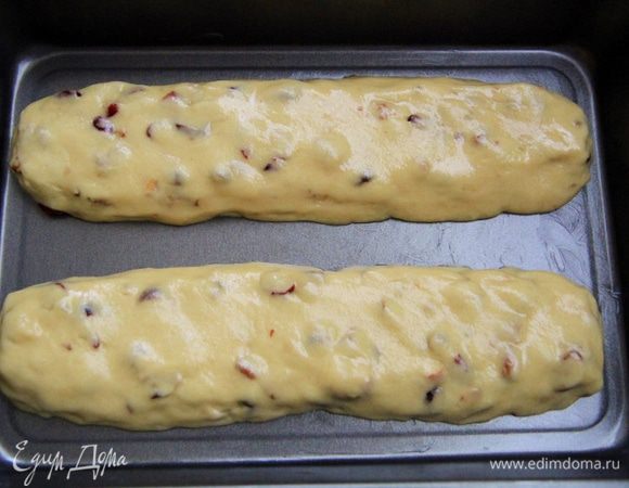 Духовку разогреть до 180 градусов Ц., форму смазать сливочным маслом.
Тесто разделить на две части, сформировать из каждой часть батон, смазать белком и поставить в духовку на 30-35 минут (до сухой зубочистки).